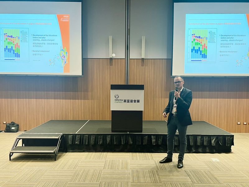 addcon-speaker本公司於2024年6月20日在台灣畜牧產業展舉辦了一場技術研討會，題目為『應用二甲酸鹽和第三代酸化劑於豬隻永續生產中改善健康與表現』。此次研討會特別邀請了德國愛德康公司飼料部全球技術服務的Dr. Stevan Petrović擔任講師。